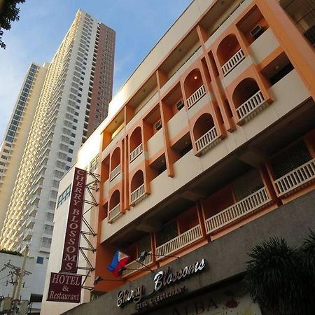 Cherry Blossoms Hotel Manila Esterno foto