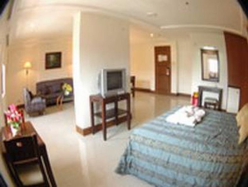 Cherry Blossoms Hotel Manila Esterno foto