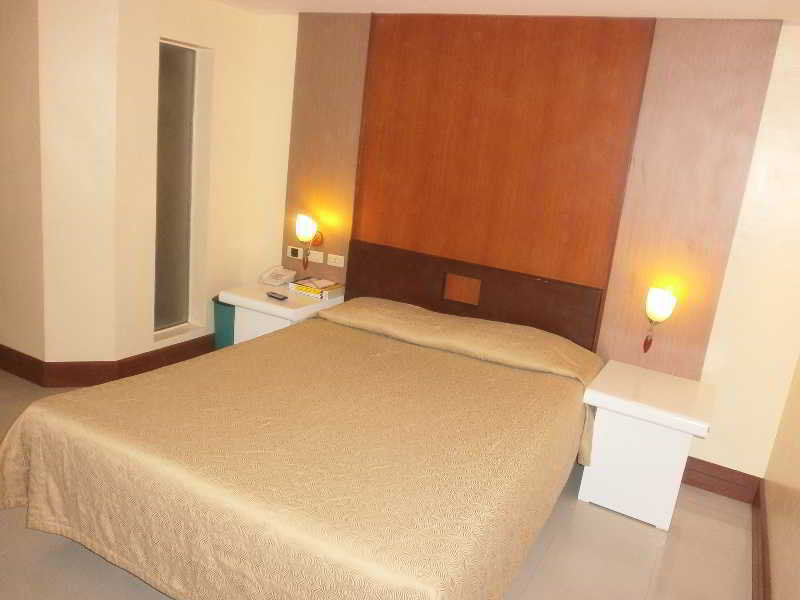 Cherry Blossoms Hotel Manila Esterno foto