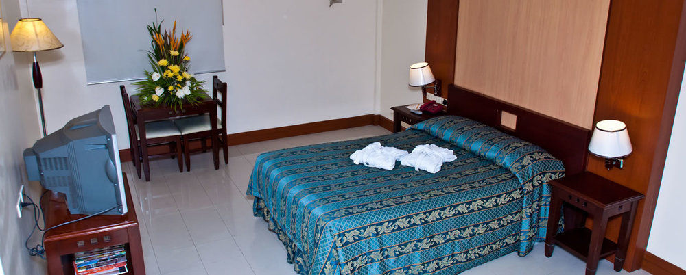 Cherry Blossoms Hotel Manila Esterno foto