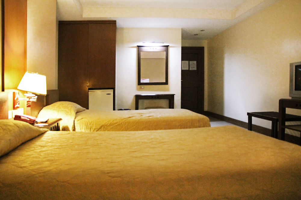 Cherry Blossoms Hotel Manila Esterno foto