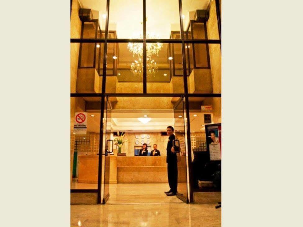 Cherry Blossoms Hotel Manila Esterno foto