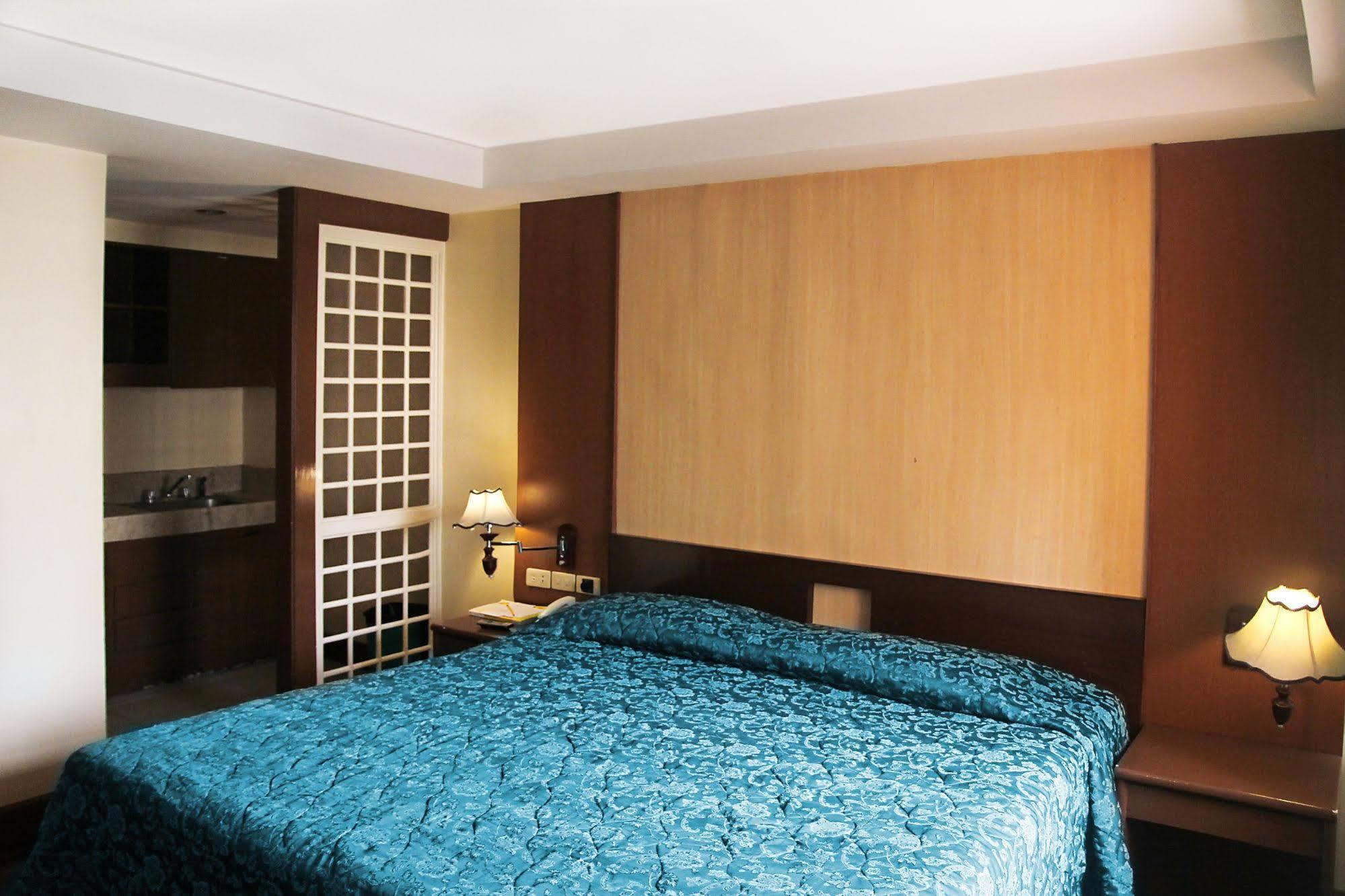 Cherry Blossoms Hotel Manila Esterno foto