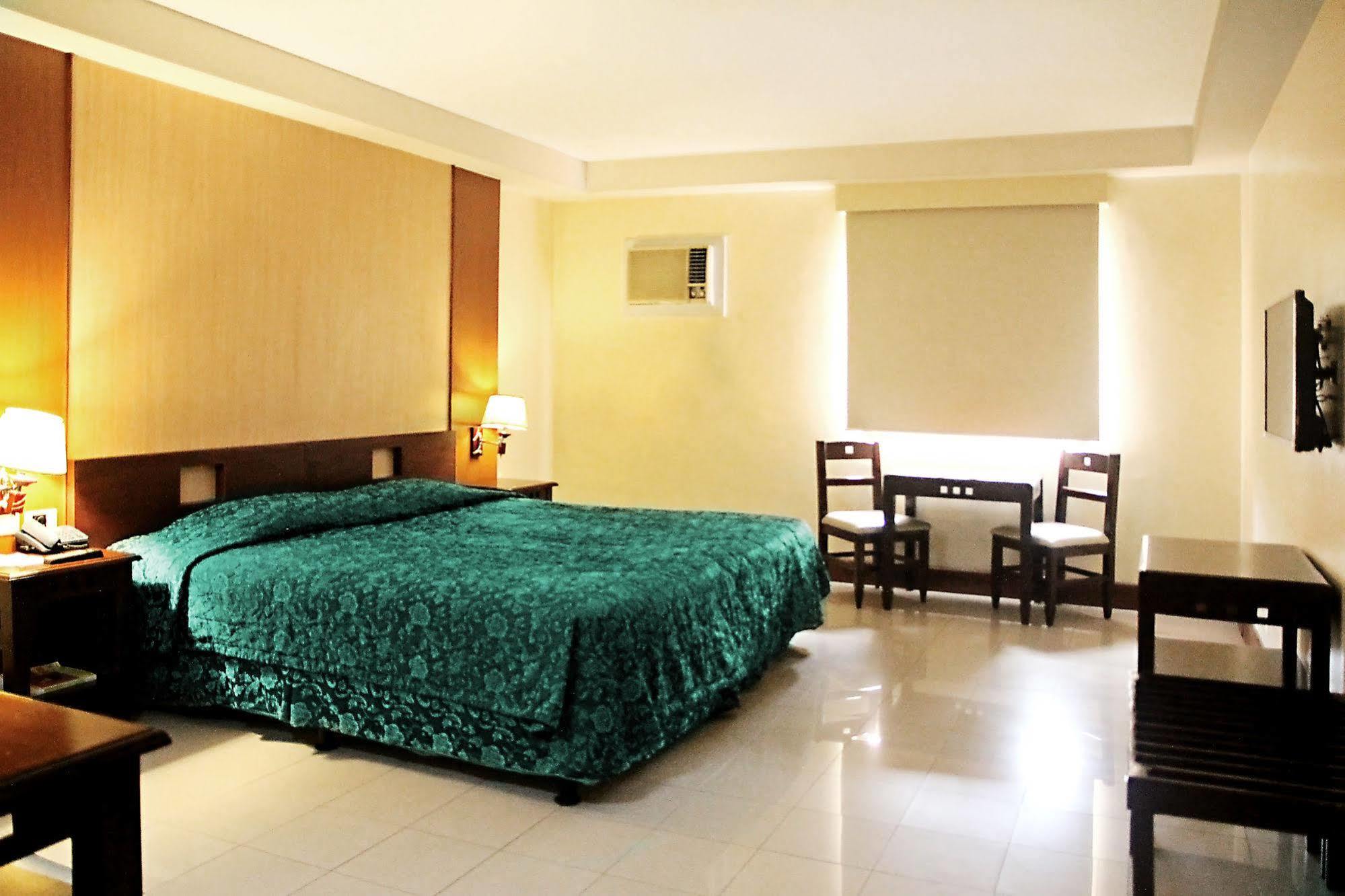 Cherry Blossoms Hotel Manila Esterno foto