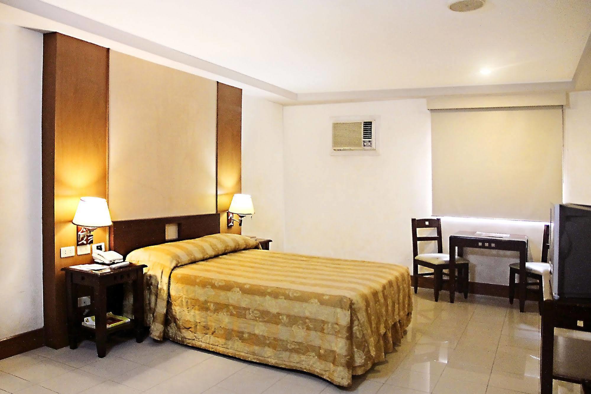 Cherry Blossoms Hotel Manila Esterno foto