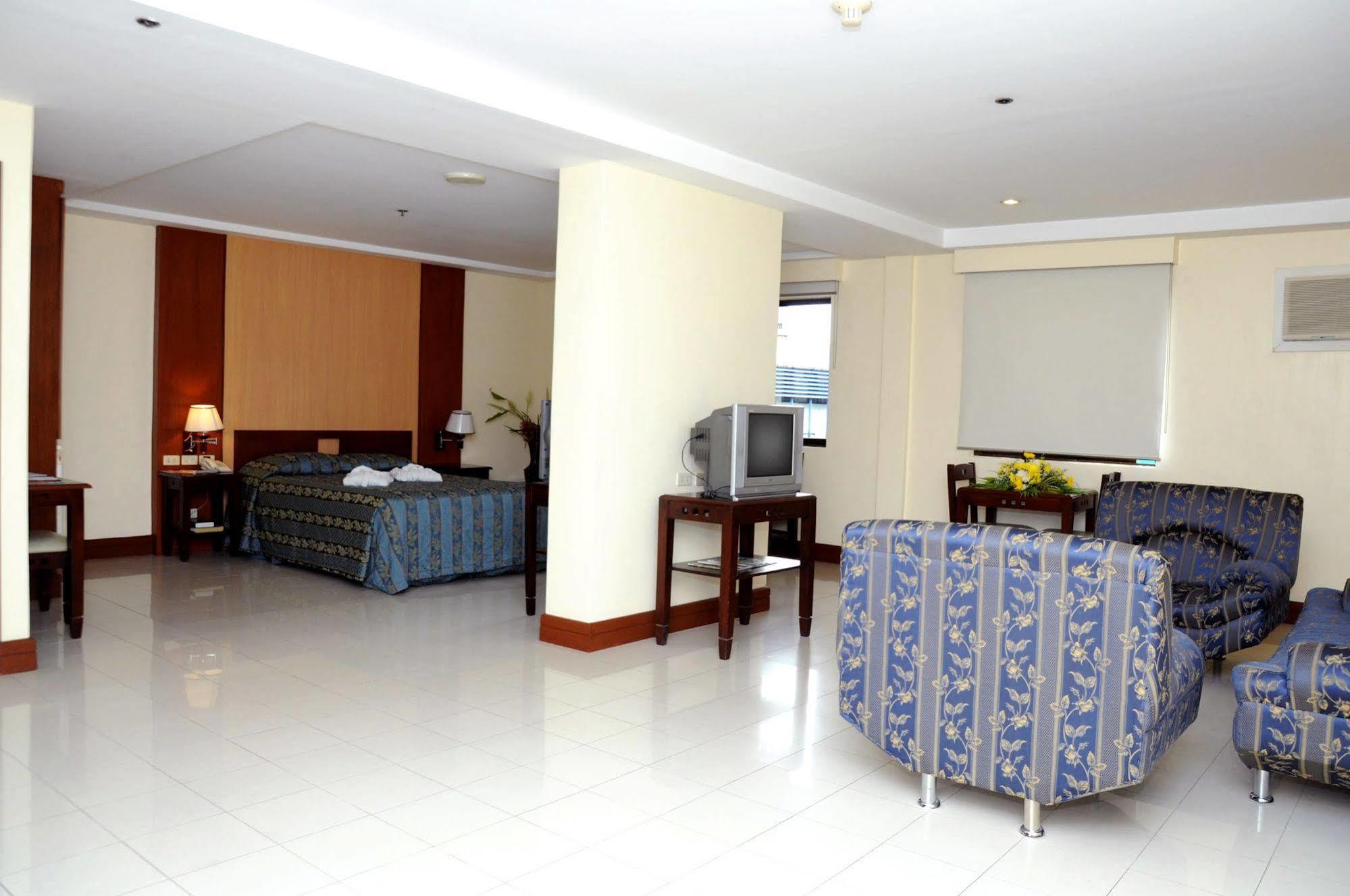 Cherry Blossoms Hotel Manila Esterno foto