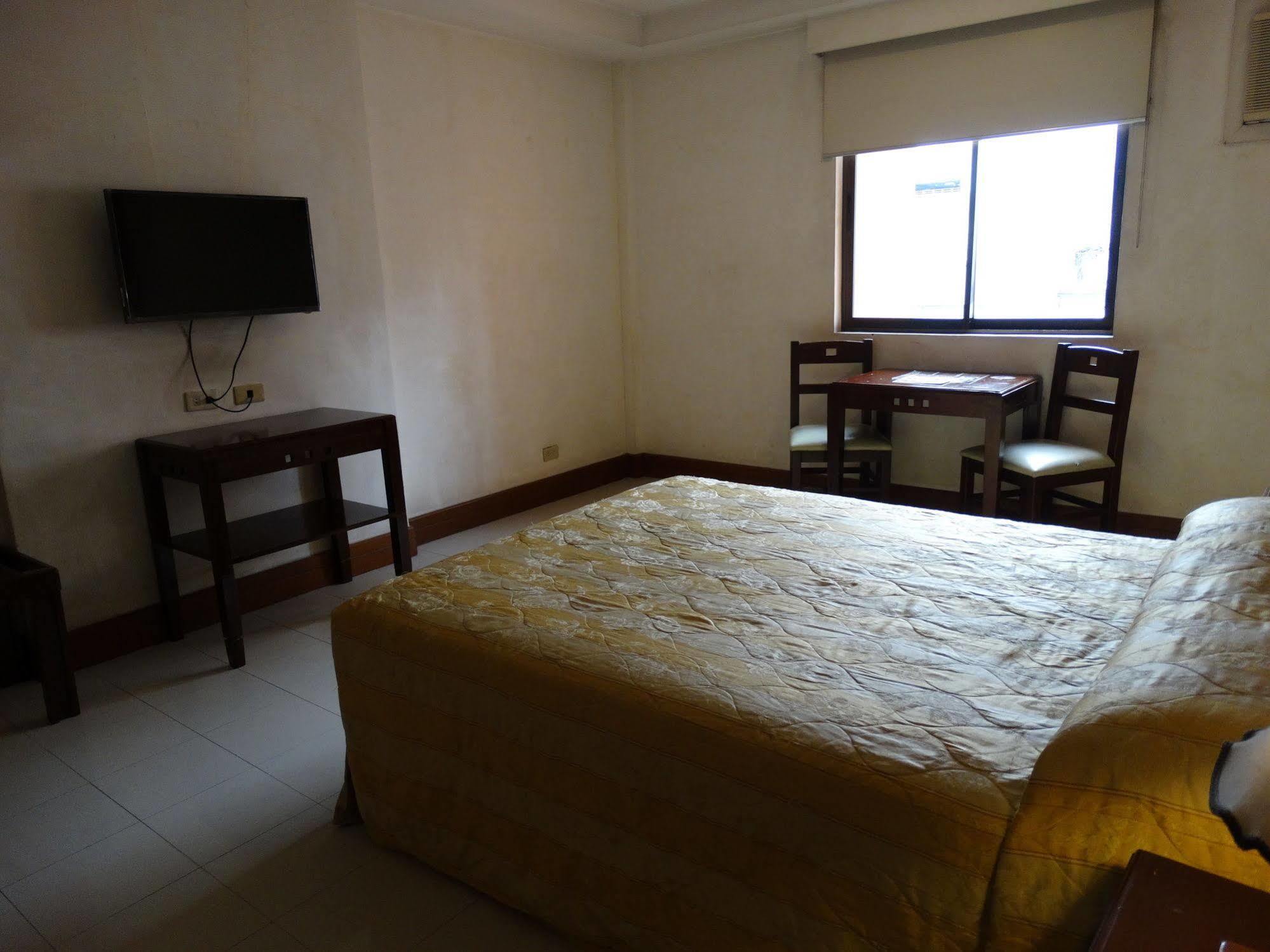 Cherry Blossoms Hotel Manila Esterno foto
