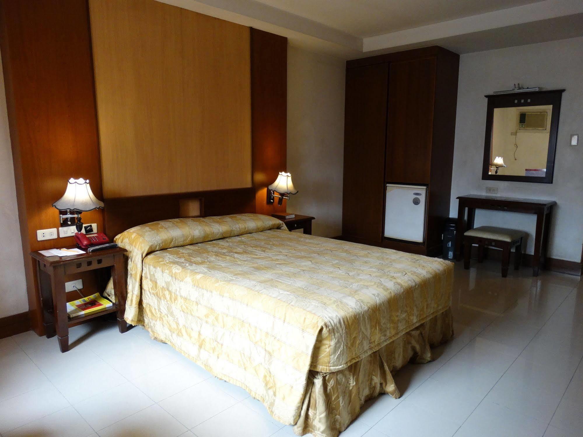Cherry Blossoms Hotel Manila Esterno foto