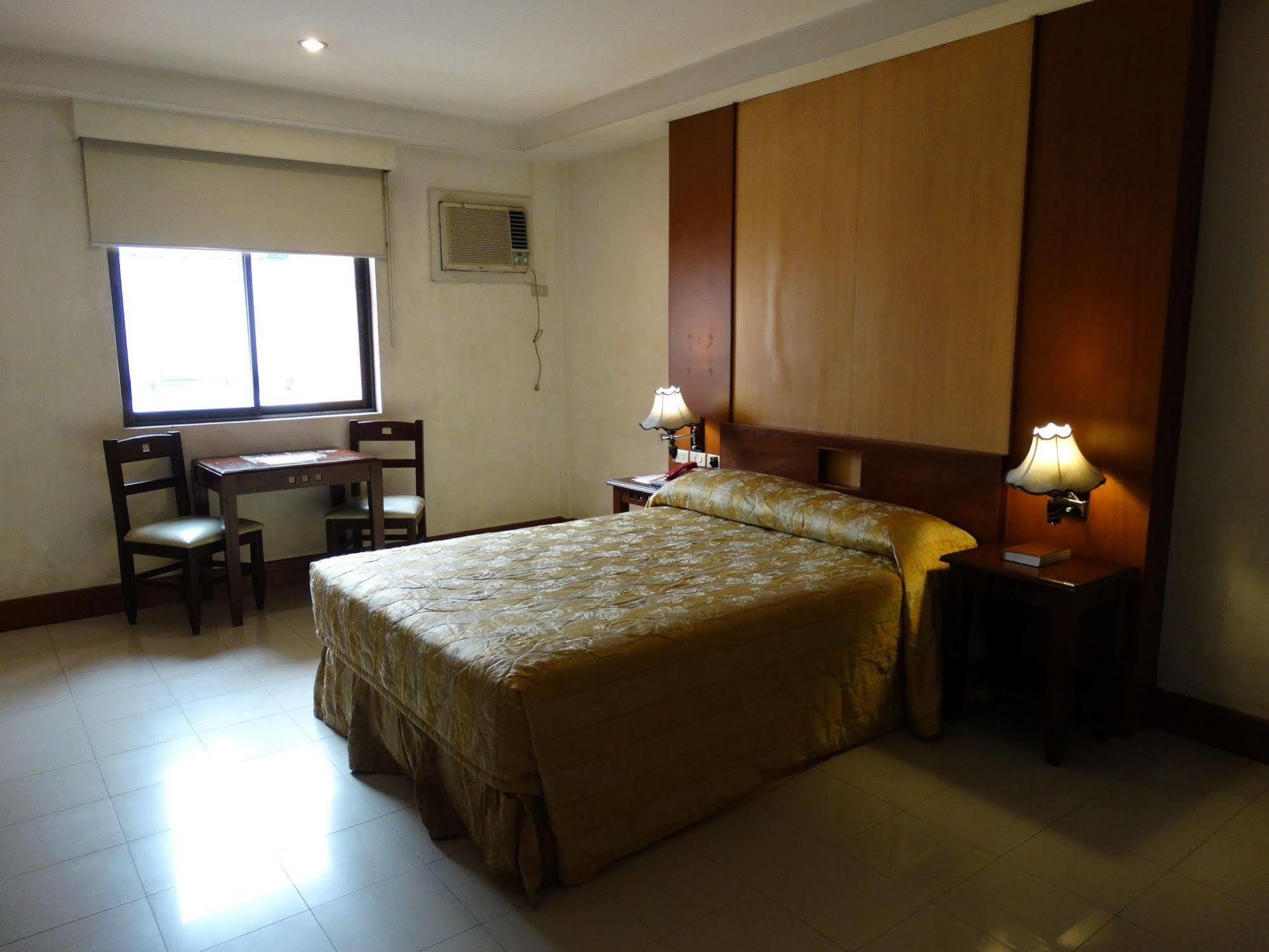 Cherry Blossoms Hotel Manila Esterno foto