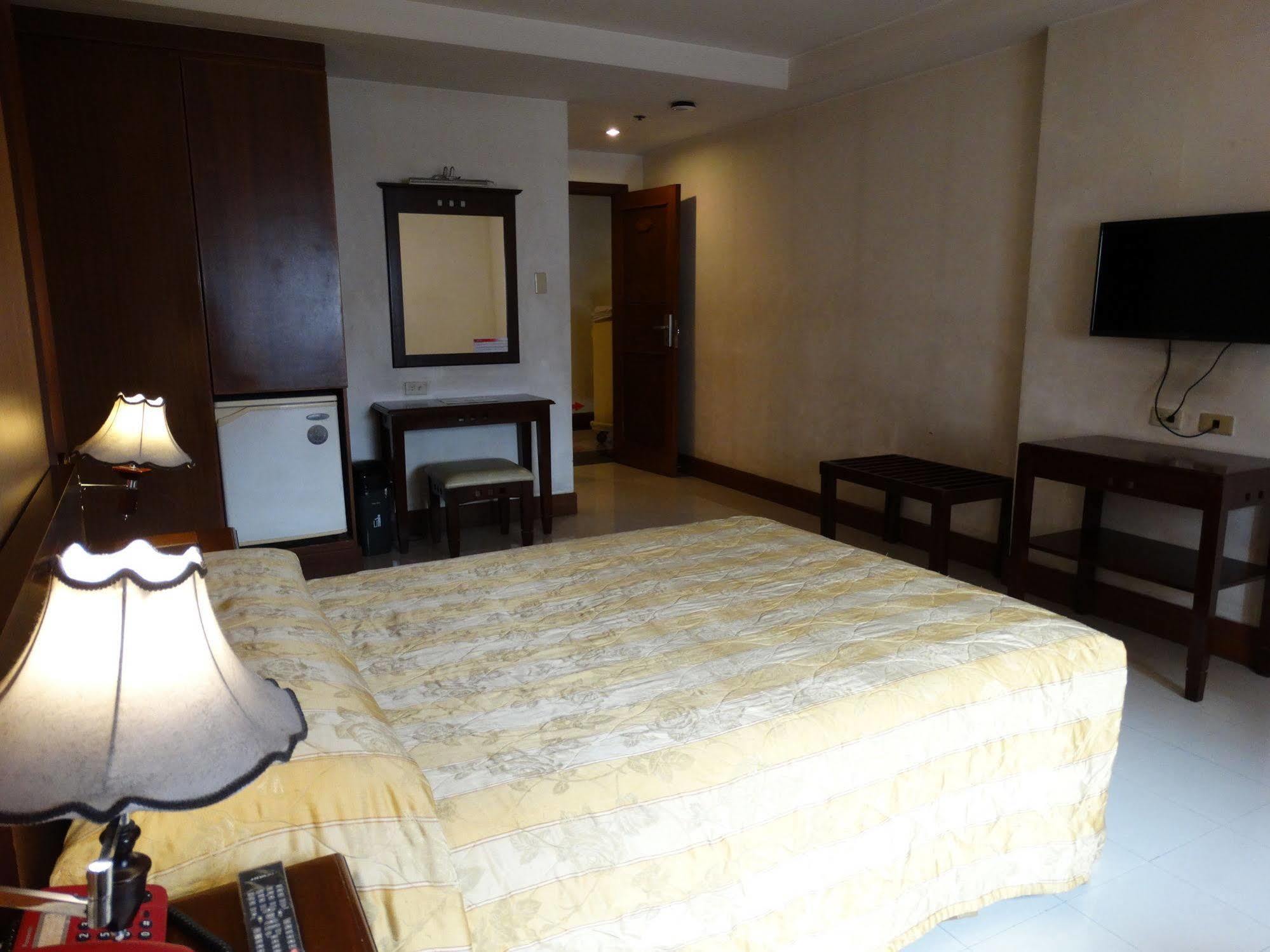 Cherry Blossoms Hotel Manila Esterno foto