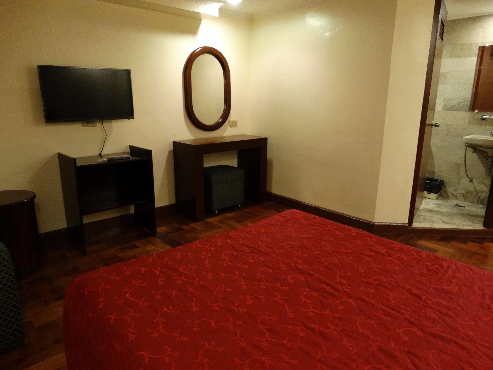 Cherry Blossoms Hotel Manila Esterno foto