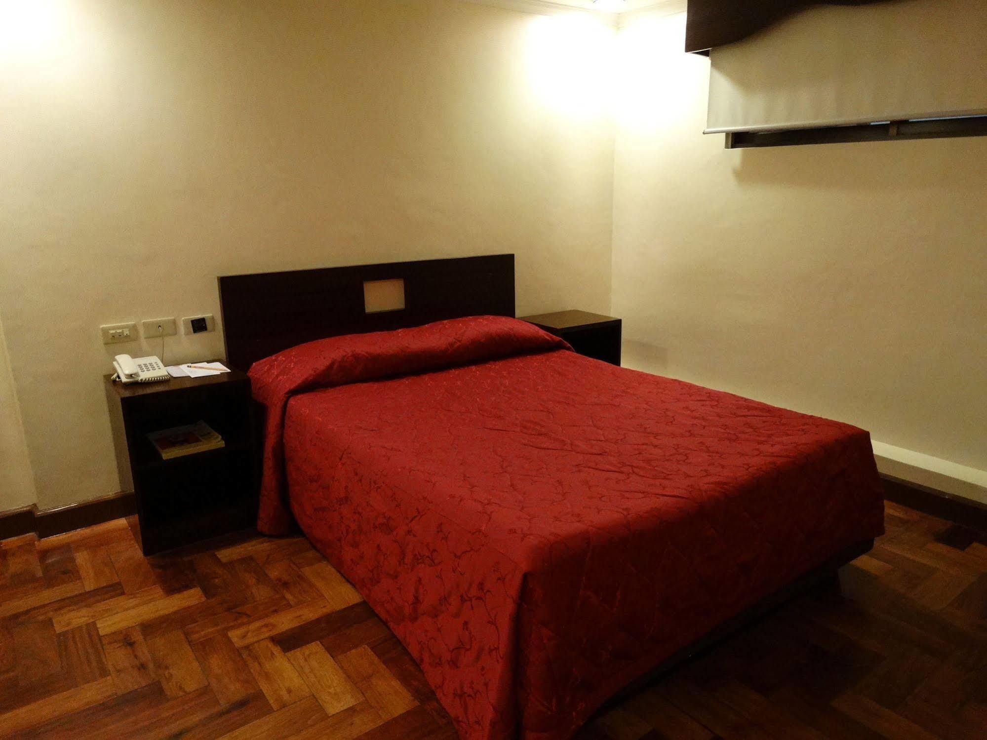 Cherry Blossoms Hotel Manila Esterno foto
