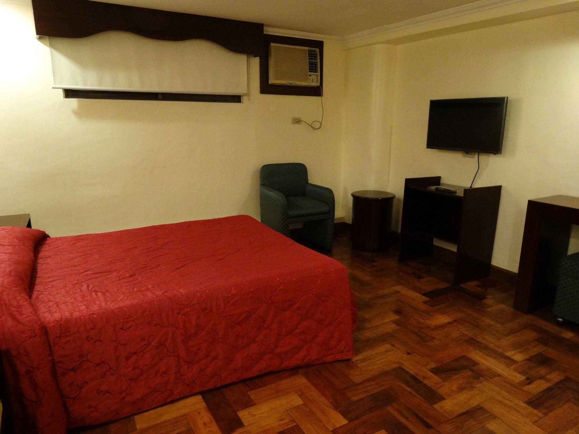 Cherry Blossoms Hotel Manila Esterno foto