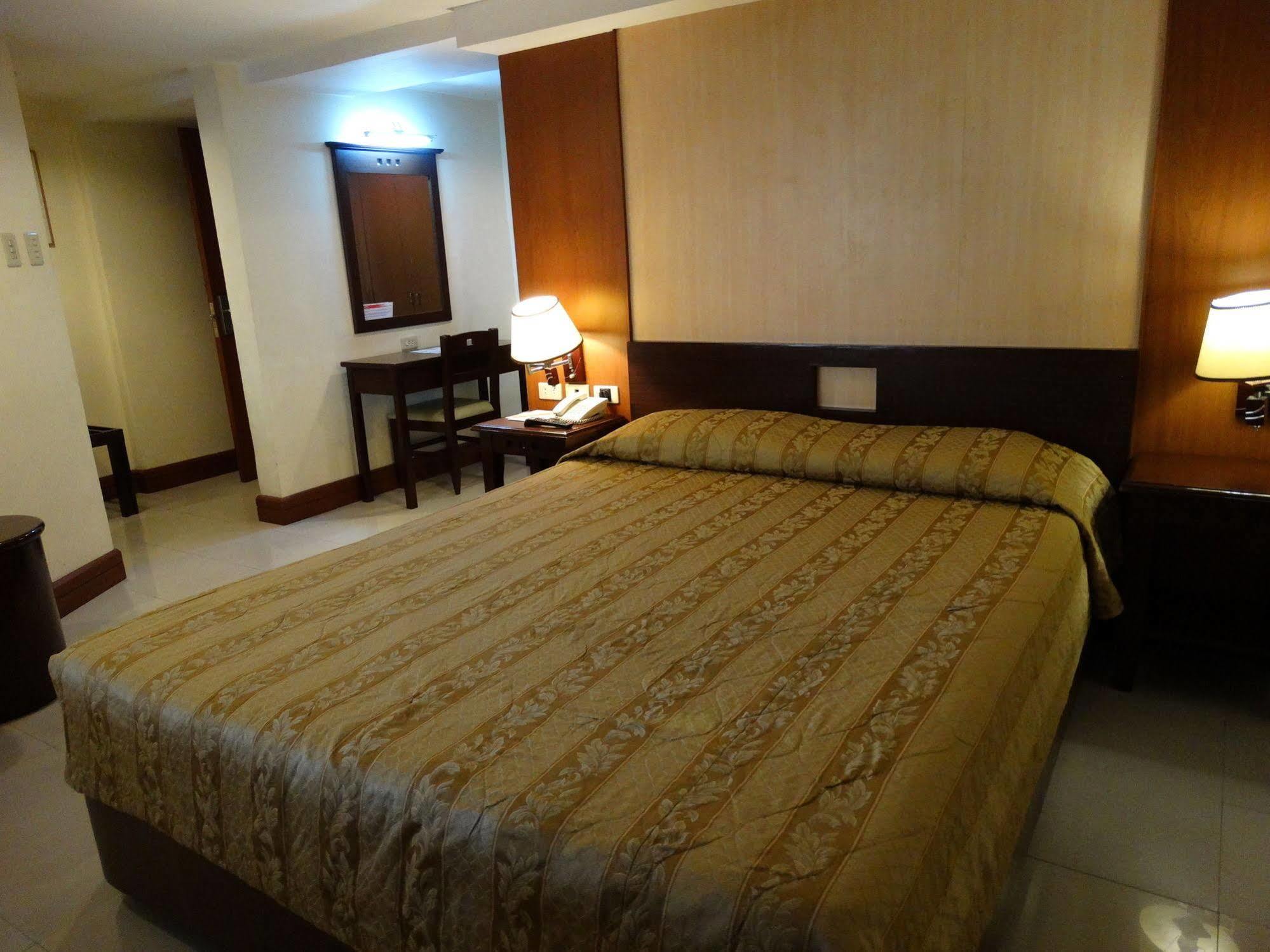 Cherry Blossoms Hotel Manila Esterno foto