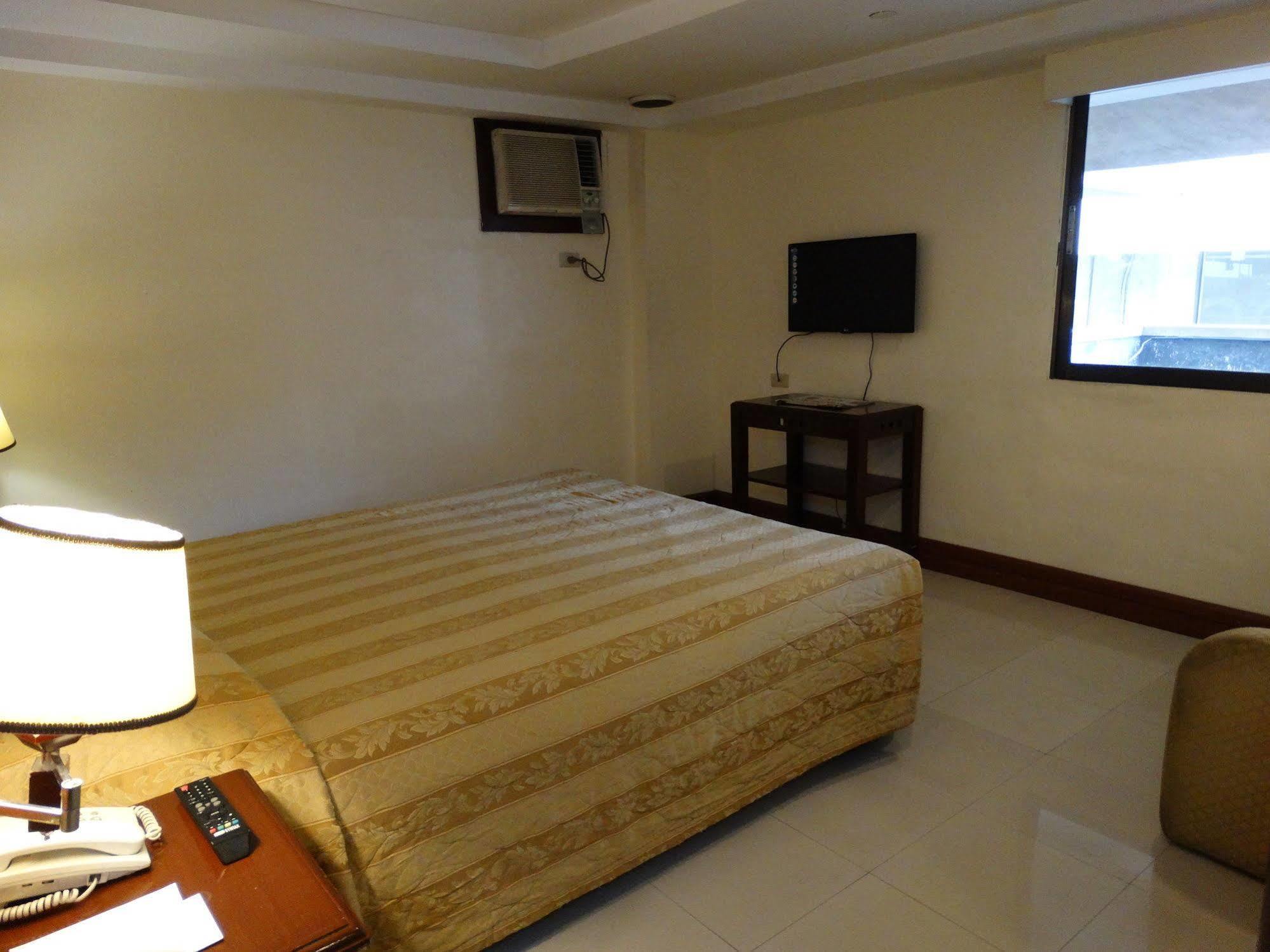 Cherry Blossoms Hotel Manila Esterno foto