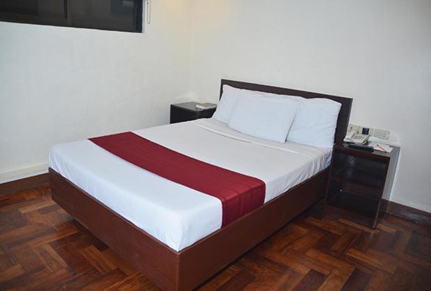 Cherry Blossoms Hotel Manila Esterno foto