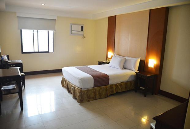 Cherry Blossoms Hotel Manila Esterno foto
