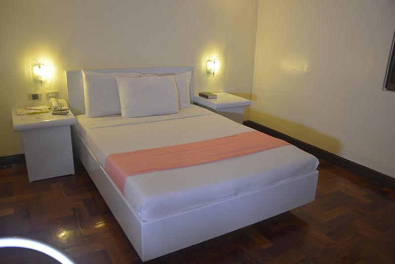 Cherry Blossoms Hotel Manila Esterno foto