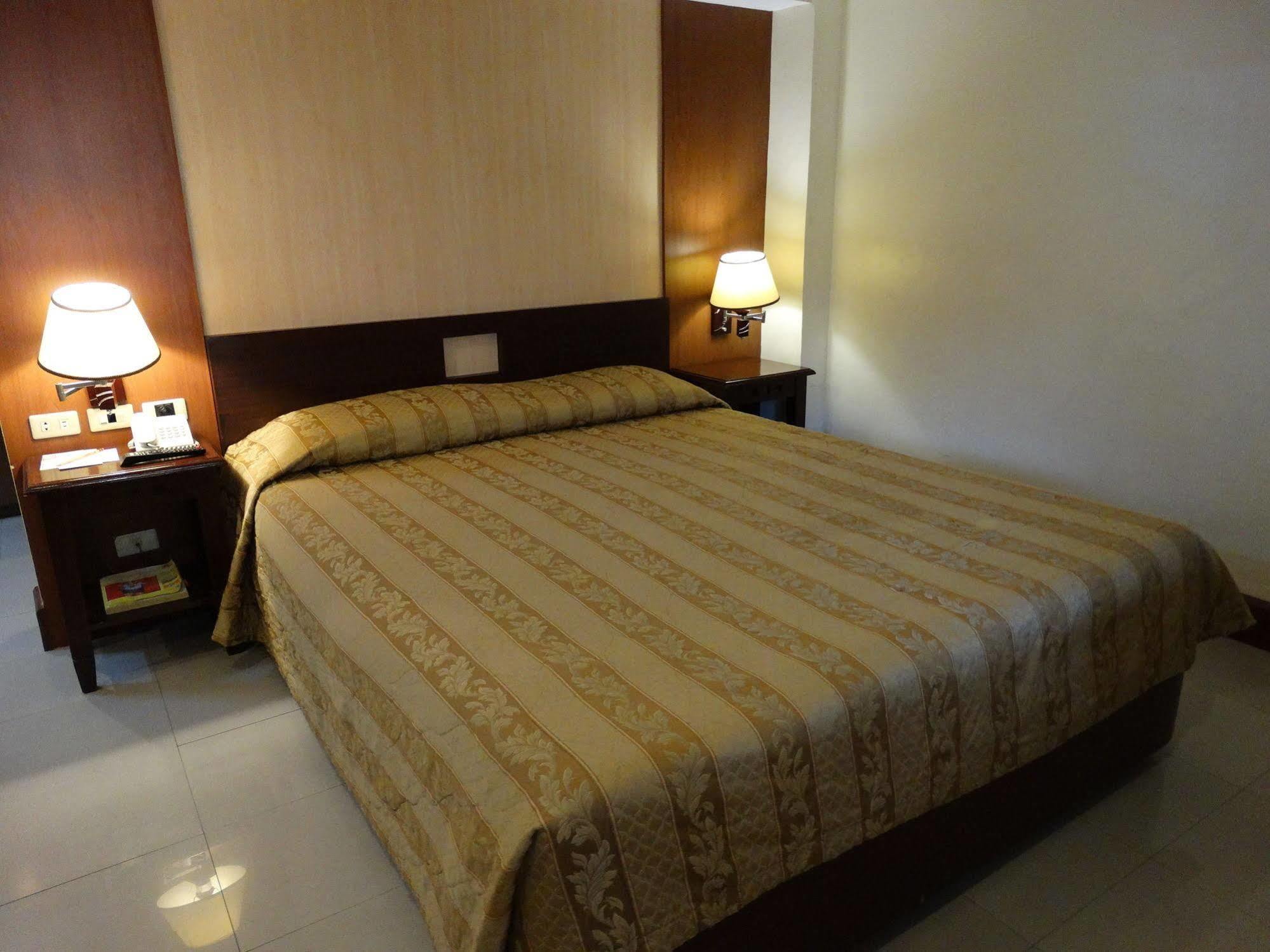 Cherry Blossoms Hotel Manila Esterno foto