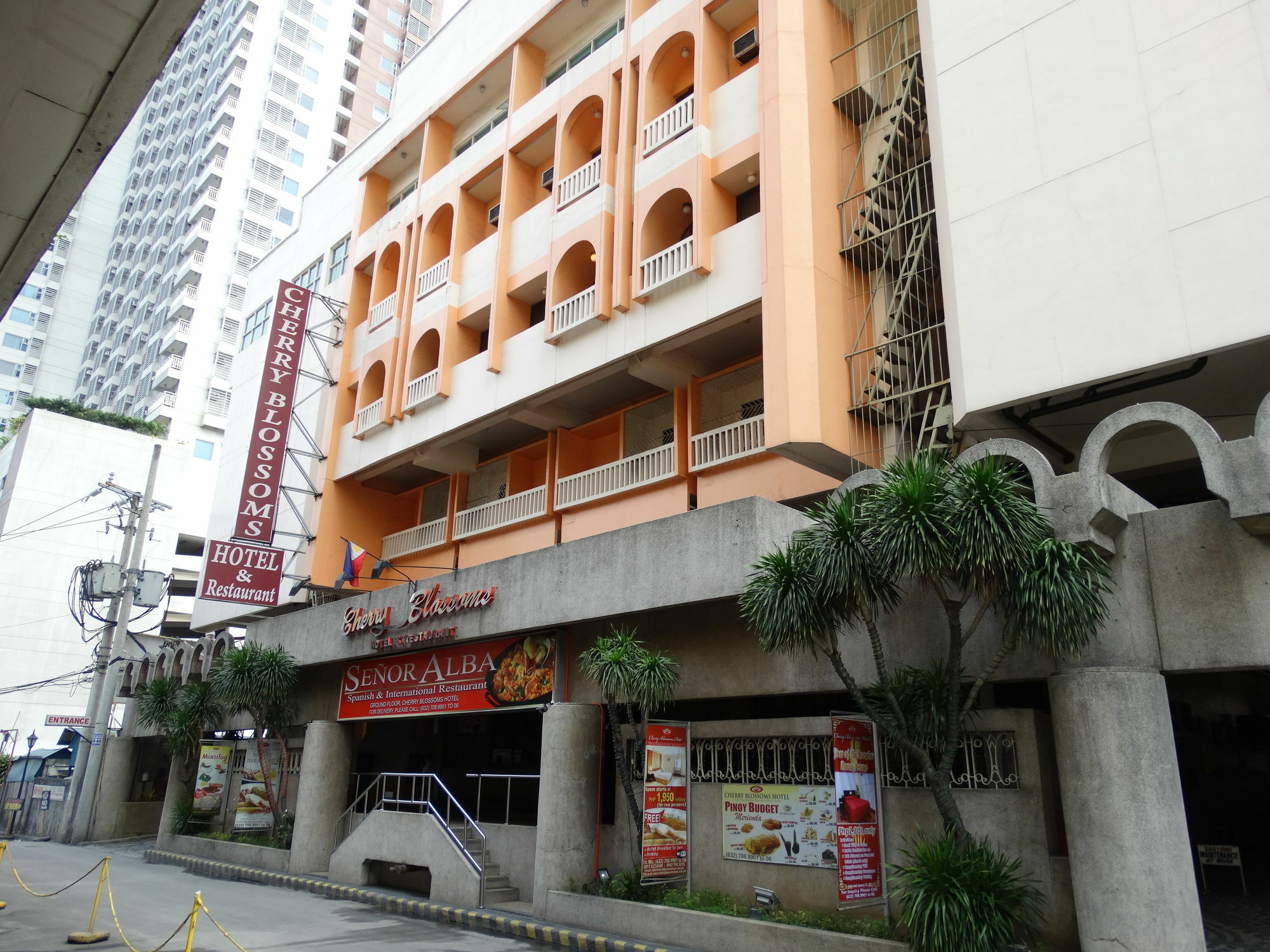 Cherry Blossoms Hotel Manila Esterno foto